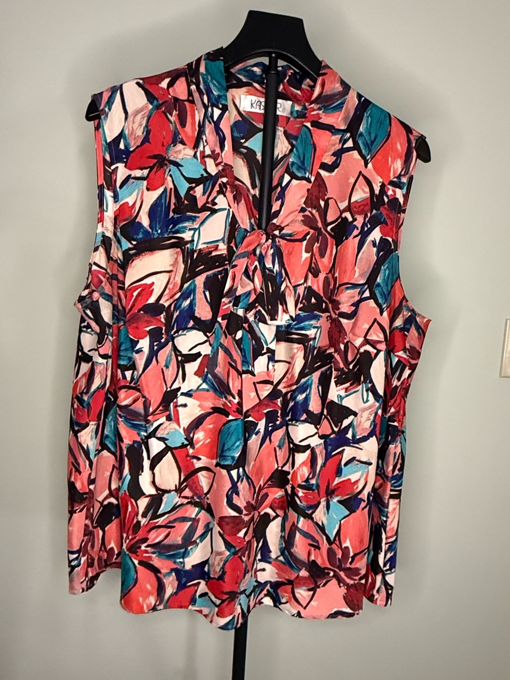 Kasper Sleeveless V-Neck Floral Print Top in Coral 2X